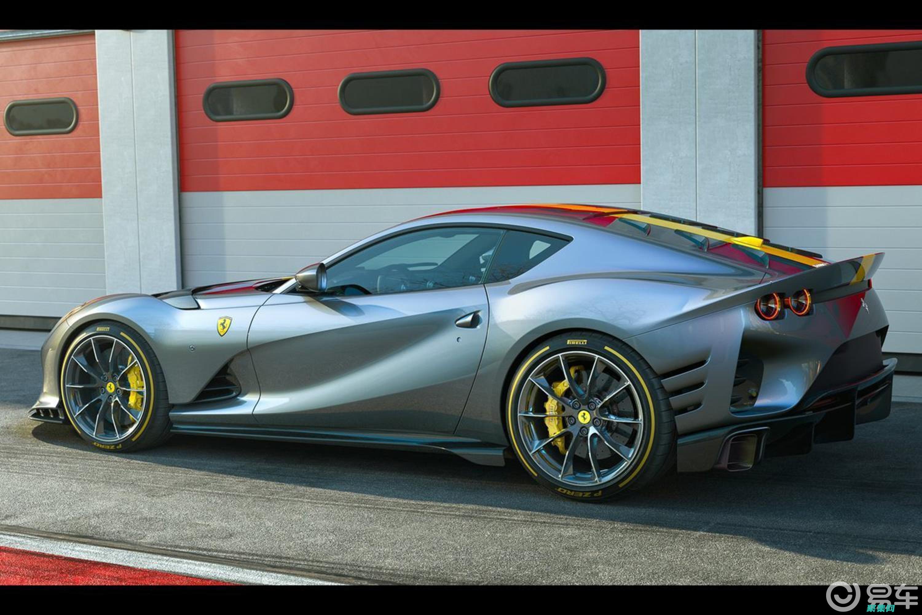 法拉利812 Superfast：售價超過30萬美元，每年維護成本超過30,000美元。(法拉利812多少錢)