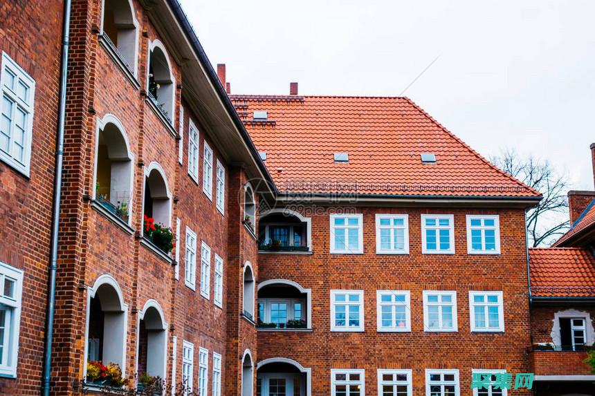 對比鮮明的顏色和字體